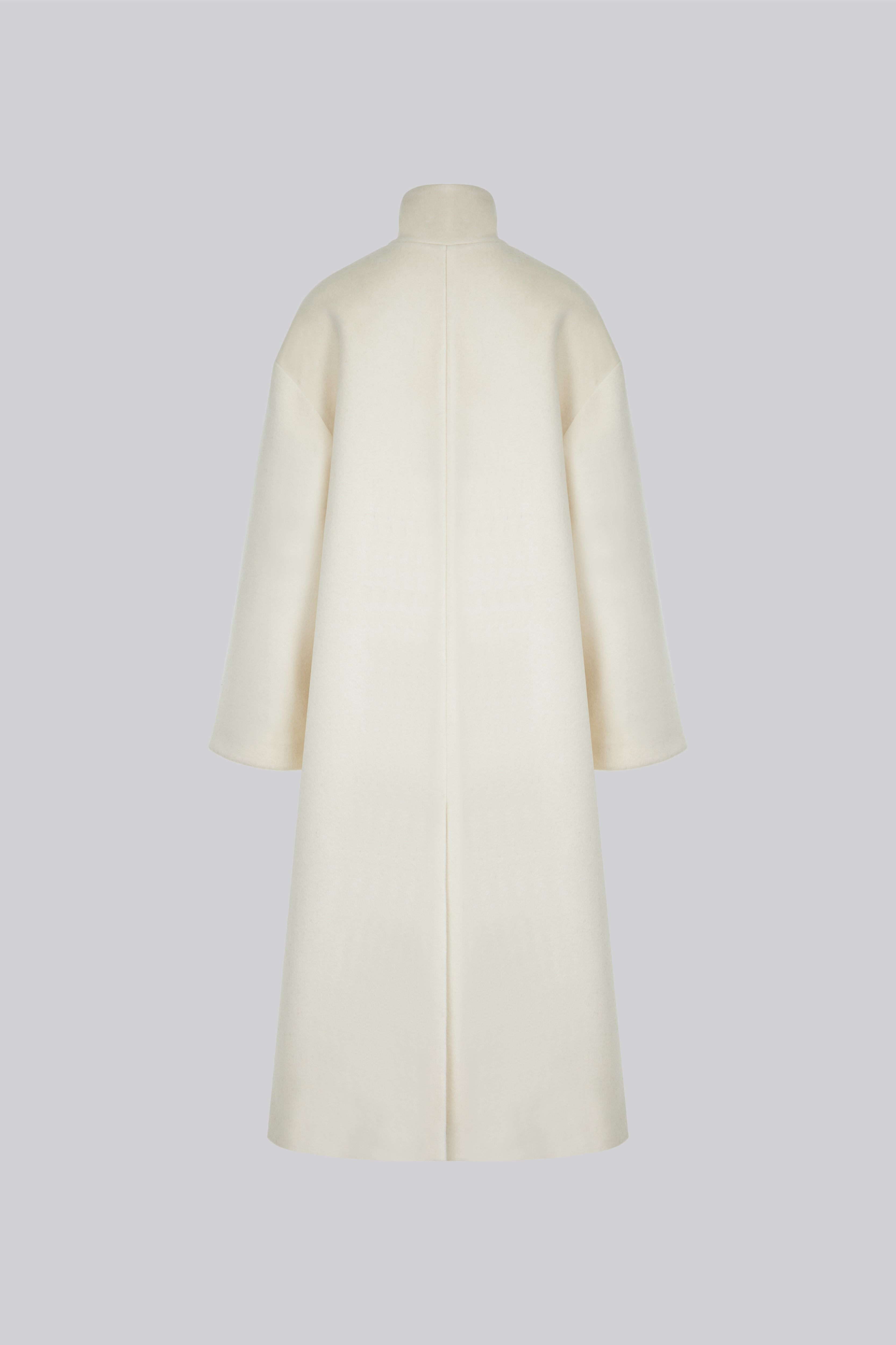 Oversized coat made of premium wool